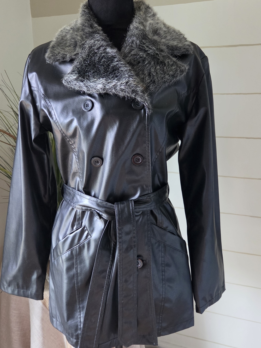 NWOT HIGHWAY Black Faux Leather Gray Faux Fur Trim Trench Coat Jacket M Mob Wife